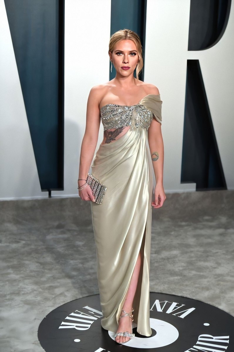 johanssonbr's tweet photo. 📸 UMA DEUSA! Scarlett Johansson na After Party do #Oscars organizada pela Vanity Fair. https://t.co/Aq6SDVJ0GB