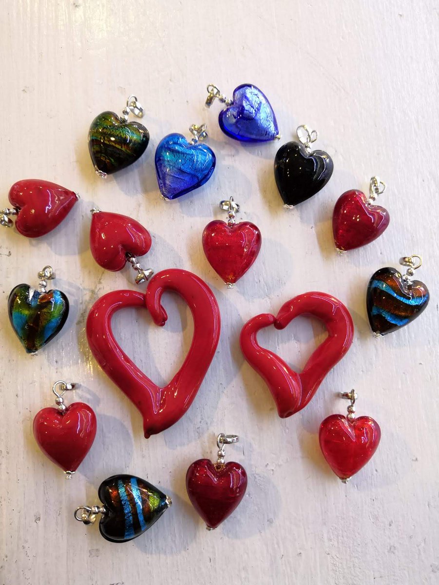 Love is all around! 💝🥰❤️💗💘
What about a lovely Murano Glass Heart #Pendant as a #gift for #Valentinesday2020?
#vetrofantasiamichelefuin #michelefuin #muranoglass #glassbeads #venetianbeads #beadwork #lampwork #beads #muranoartisan #venice #veniceartisan #vetrodimurano