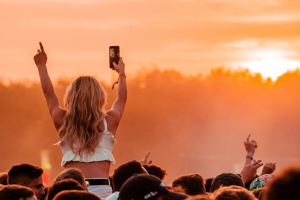 OfficialRandL's tweet photo. Get ready for your first #RANDL20 line-up… TOMORROW at 9AM 🙌  General tickets on sale 13.02.2020 🎫 @Barclaycard customers get exclusive PRESALE ACCESS &amp; 10% off every ticket they buy 🎟️  Available tomorrow - T&amp;Cs apply 👉 https://t.co/GNinX4nSX2 https://t.co/OGTa4K6Ky6