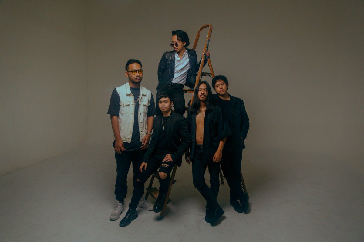 bbi_daily's tweet photo. Band yang baru saja melepas album 'MULTIVERSES (Revisi Final Fix Banget)', @listentofeast, siap menjadi band pembuka dari konser @foals di Hall Basket Senayan, 10 Maret 2020. Sudah beli tiketnya? ๐๐ป
#billboardid #ffeast #foals #foalsjakarta https://t.co/w9rVvFOF9O