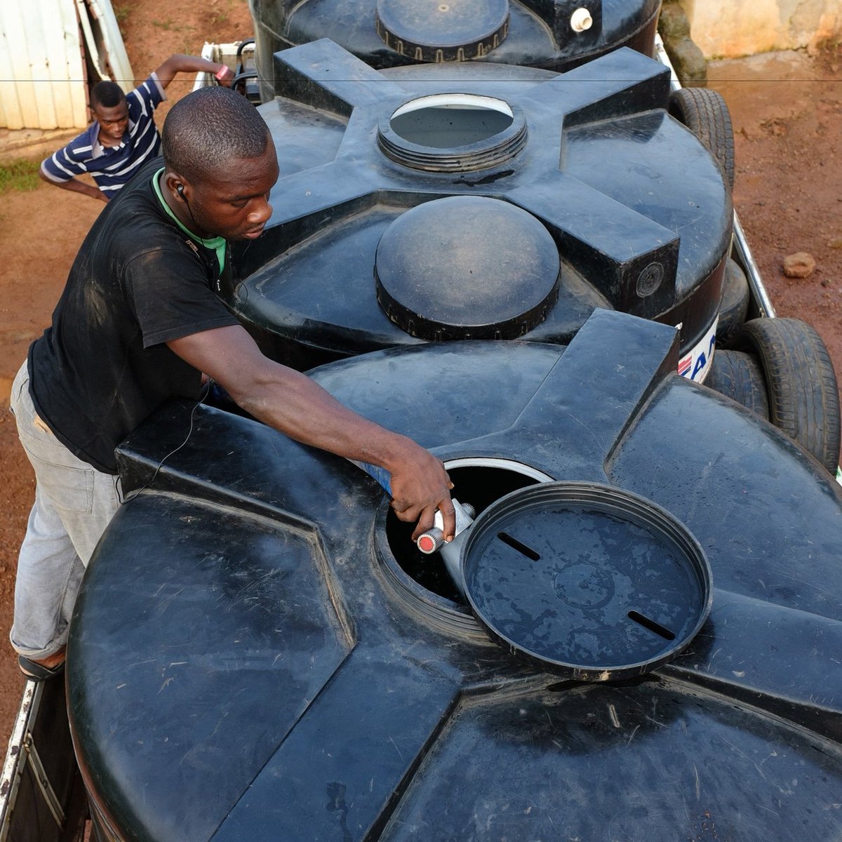 WaterAid_Ghana's tweet photo. As piped water supplies are erratic or even non-existent in many parts of Accra, residents are forced to get water in other ways — those who can afford have large quantities delivered to their homes and stored in tanks; others must purchase it daily by the bucket.
#ChangingNormal https://t.co/UXbP3ipm9d