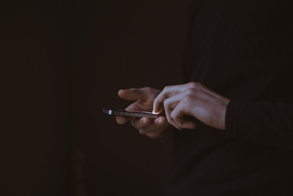 "Whether we like it or not, we are starting to do more and more things online – from work to shopping, talking to friends or playing videogames (be it 5 hours of World of Warcraft or a few cheeky rounds of Candy Crush.)" lttr.ai/NDo2 #Wellbeing #Gaming #Videogames