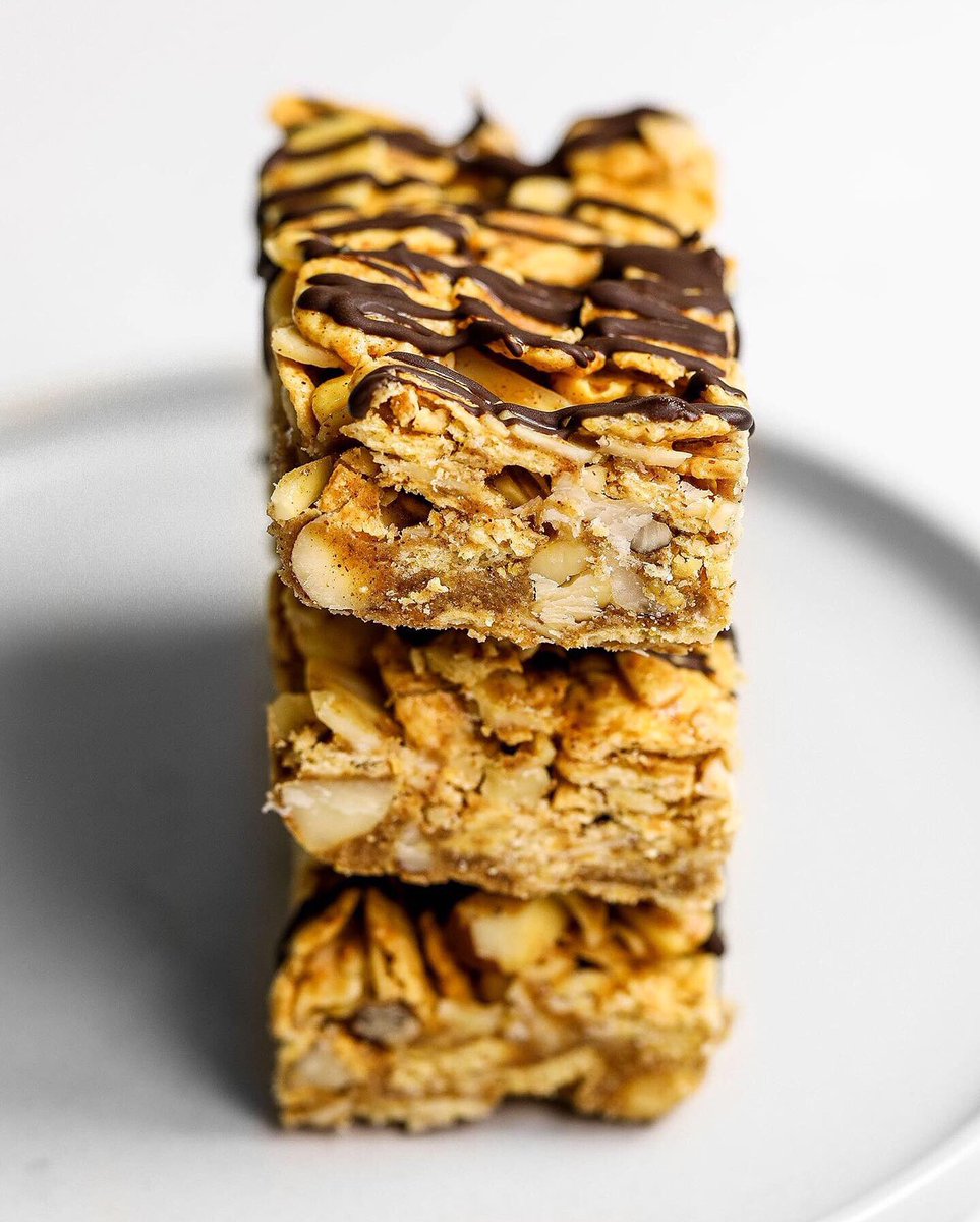 Super crunchy Breakfast Fibre Flake Bars a great on-the-go breakfast for busy mornings using @FreeeFoods fibre flakes. They’re vegan, gluten-free and so delicious! 

Get the recipe here nadiashealthykitchen.com/breakfast-fibr…

#ad #vegan #glutenfree #goodmorning #breakfast #monday #healthy
