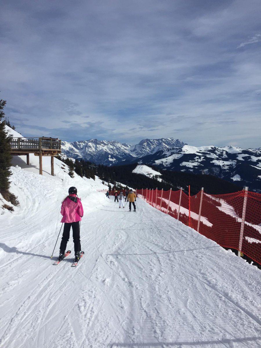 Day 2 skiing ✔️ Sunny skies and some good skiing conditions. #quackerhat