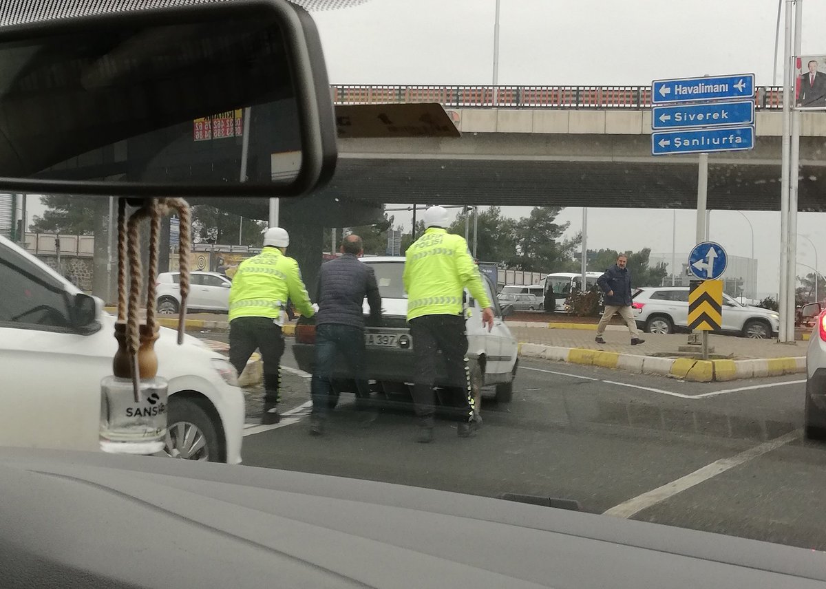 Bugün Diyarbakır'da yokuşta bozulan bir Toros'u zirveye kadar iten polisler 👏🏼