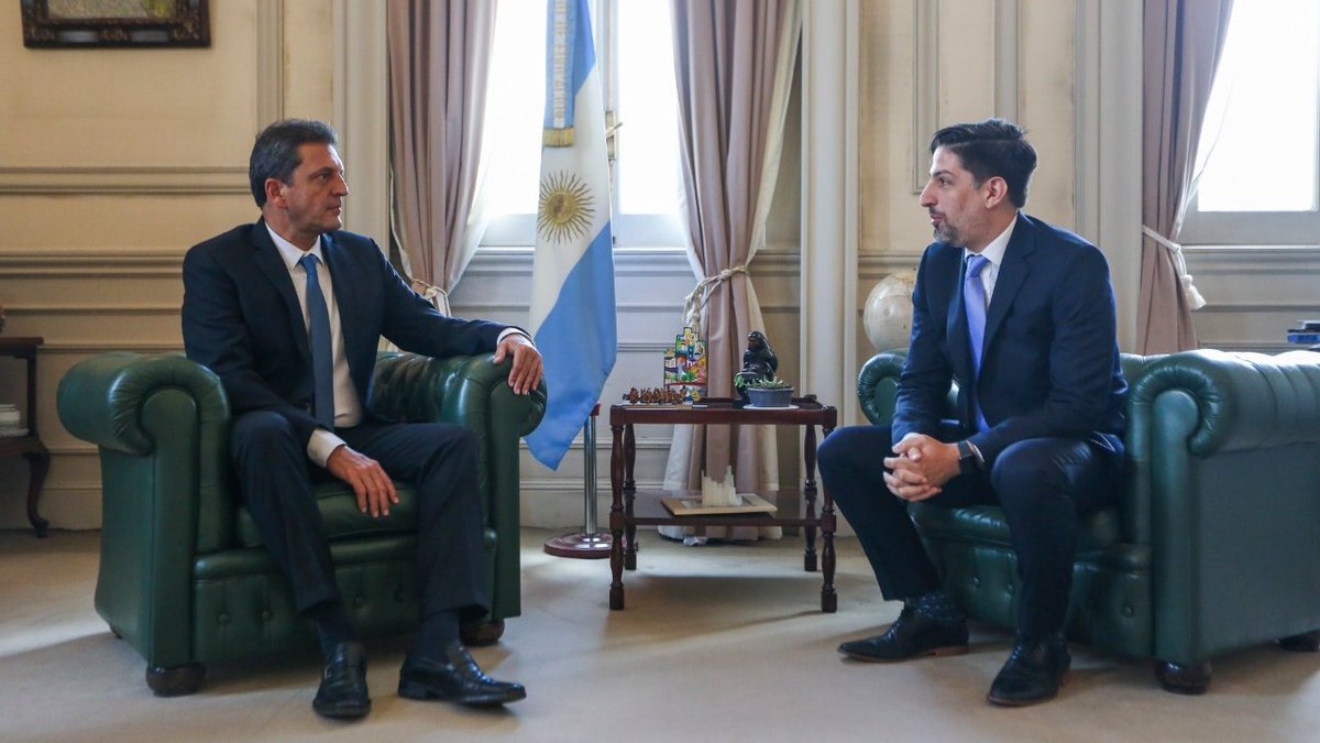 SergioMassa's tweet photo. Hoy visité al Ministro @trottanico para trabajar en una agenda conjunta que ponga a la educación como motor de desarrollo y del crecimiento nacional.

La situación del país nos exige tener una mirada integral y a largo plazo entre cada una de las áreas.
#MayoríaArgentina❤️🇦🇷 https://t.co/ukbVswLEFY