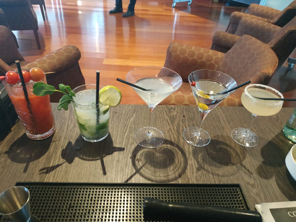 pinardi_oficial's tweet photo. Alba y Natalia se están formando en sala en @TRYP_AirportMad y hoy se han desplazado a @MeliaBarajas con Jose e Ibrahim para recibir una #másterclass d cócteleria por Francisco Chillón. #Gracias @MeliaHotelsInt por todo lo que están aprendiendo jóvenes de #1ExperienciaProfesional https://t.co/vYbPPBwjSQ