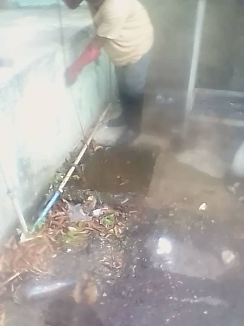 Cuadrilla de Hidrocapital( Acueducto Valles del Tuy) realiza labores de mantenimiento correctivo a colector de aguas servidas en el Ministerio Público, en Ocumare del Tuy, municipio Tomas Lander. Estado Miranda.