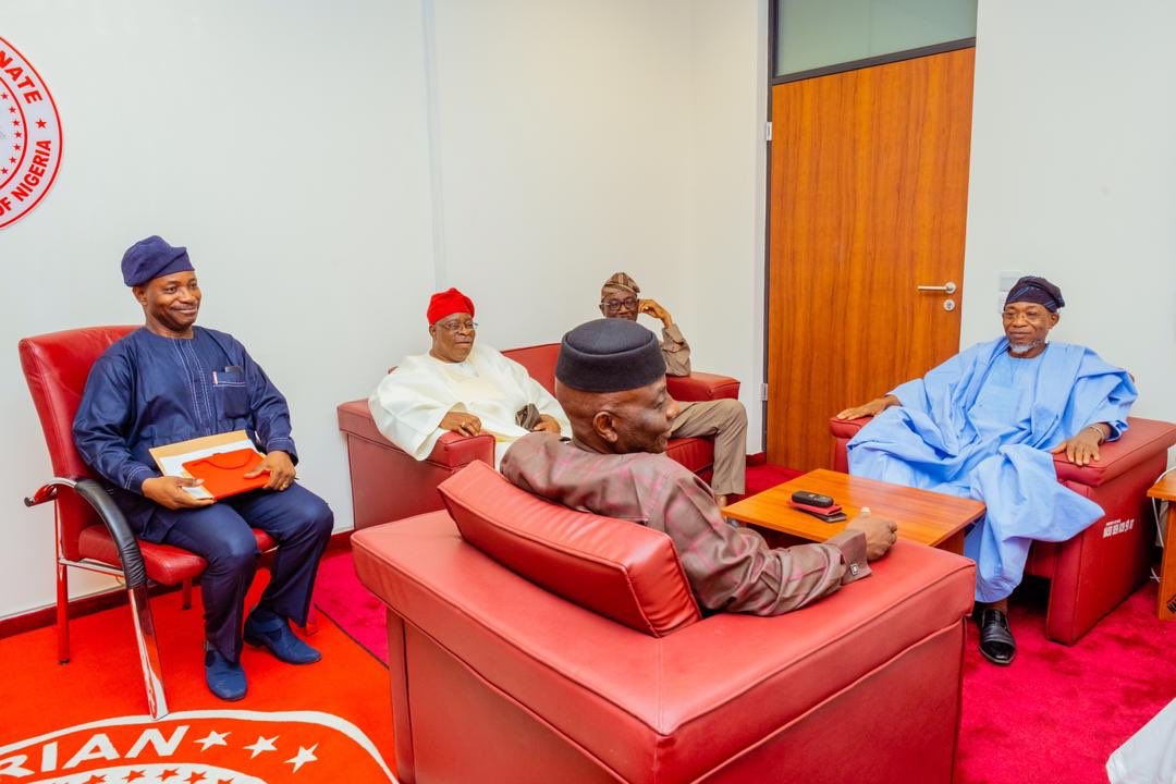 Opetuyii's tweet photo. Minister of @MinOfInteriorNG, Ogbeni @raufaregbesola paid a courtesy visit to Senator @AdelereOriolowo at his office. 
The Minister was accompanied by Senator @SenatorOsinowo Lagos East), Senator @senatorFADA @ Osun East), Senator @KolaSenator (Oyo South).
📷 @itsdolapojulius https://t.co/AD5bn8BDk2