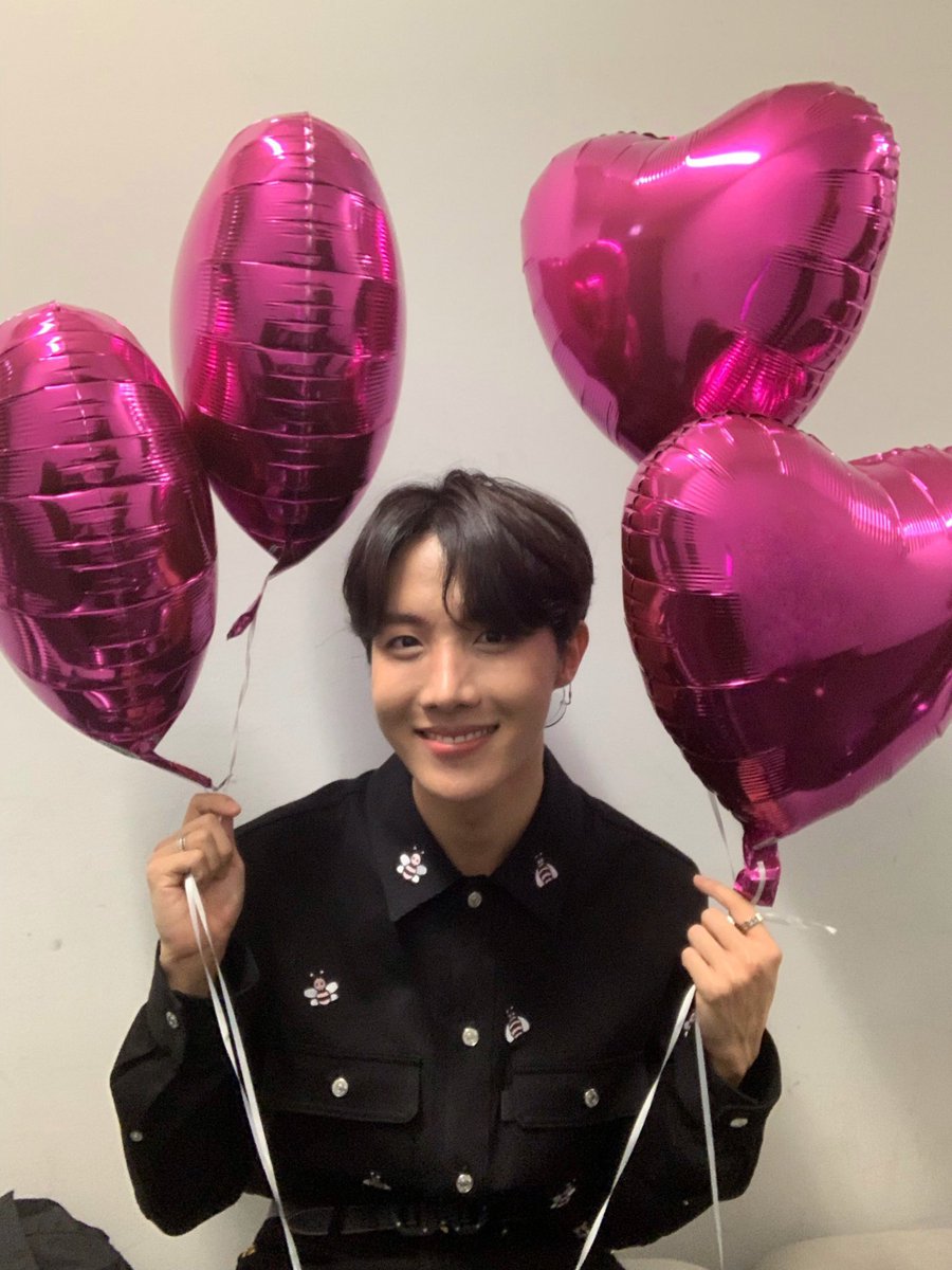 pjwithluvv's tweet photo. Happy birthday to our sunshine, I hope he has the most amazing day. He deserves the world and more, thank you for always making my day brighter. I love you 💜💜💜 @BTS_twt #HappyBirthdayJhope #HappyHobiDay #ILOVEJHOPE https://t.co/FcmtrOw31L
