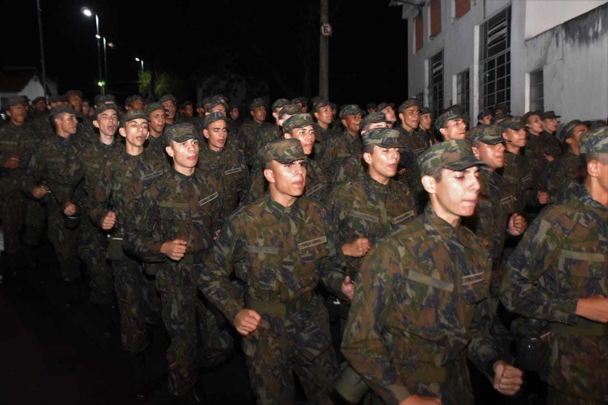 Os estagiários da Escola Preparatória de Cadetes do Ar recebem seu primeiro fardamento.
Você que já foi ou ainda é militar, lembra da sensação de vestir a farda pela primeira vez?
Conta pra gente!
📸 Alunos Eufrásio e Purim.
#FAB #Dimensão22 #ProfissãoMilitar