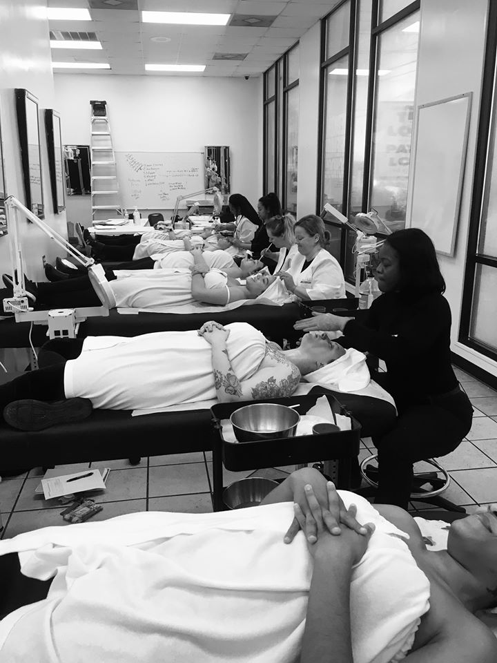 KennethShulerKS's tweet photo. 🧖‍♀️Peaceful serenity of the #kennethshuler esthetics spa! 🧖Find our #esthetics department at these locations: Garners Ferry Road (Columbia), Goose Creek (Charleston), Spartanburg, Florence, and Rock Hill.  #pickwisely #pickshuler https://t.co/8hxVSSbpDW