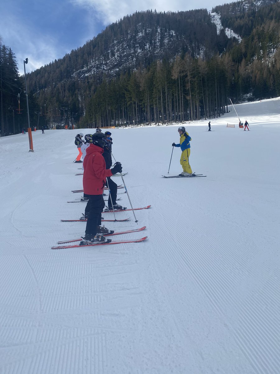 MarkHallPE's tweet photo. Another great day on the slopes ⛷ lots of progress being made! #MHAAustria2020 @markhallacademy https://t.co/DJhviwX3Ot