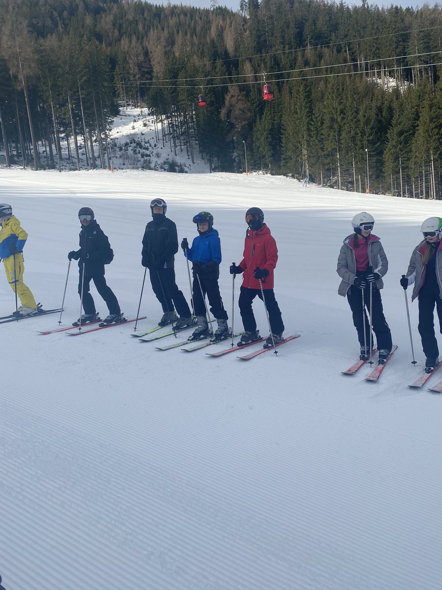 MarkHallPE's tweet photo. Another great day on the slopes ⛷ lots of progress being made! #MHAAustria2020 @markhallacademy https://t.co/DJhviwX3Ot