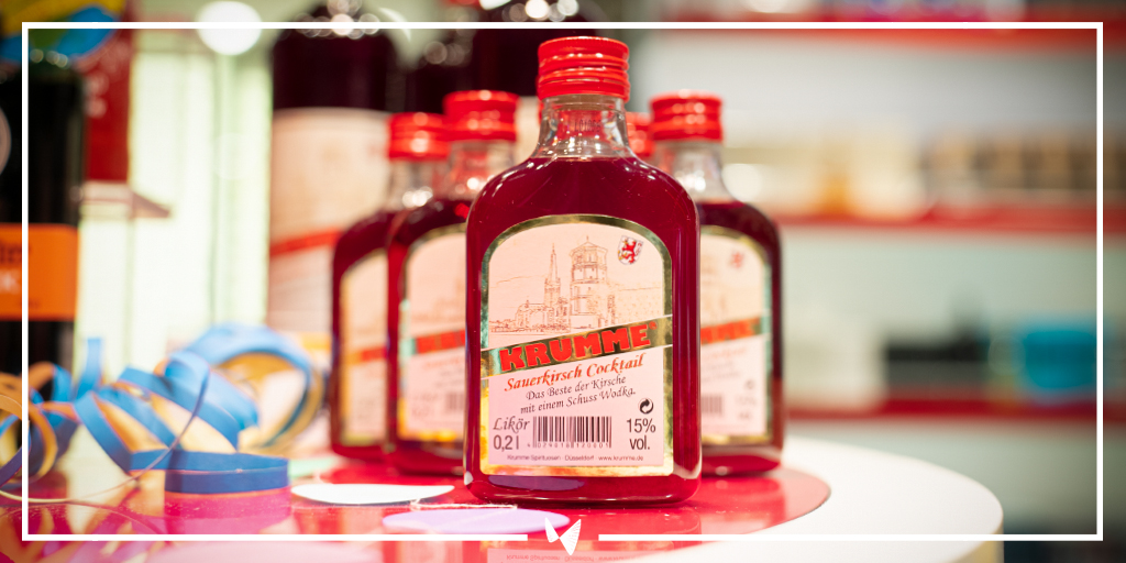 #thinkpink! 💖 Mit dem #Krumme Sauerkirsch Cocktail seid ihr für #Rosenmontag perfekt gewappnet. Wo feiert ihr? 🥳 #DutyFreeExperience #Karneval #Krumme #Cocktail https://t.co/X8ZW1ZbYJf