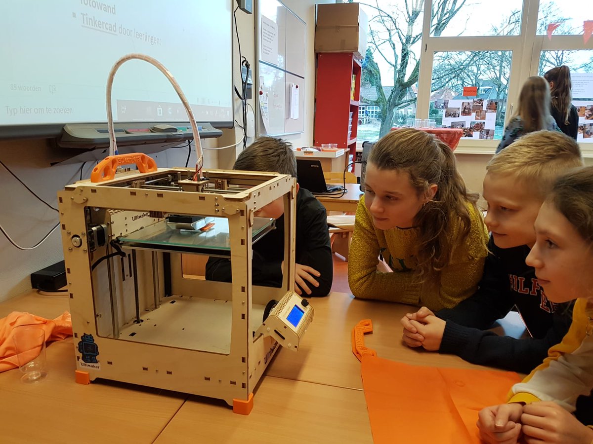 pcboapeldoorn's tweet photo. Een eigen 3D-printer bouwen! Dat deden ruim 20 leerlingen uit de groepen 7 en 8 van PCBO De Korenaar. Zelf bouwen en samenwerken. Vanmiddag was de feestelijke onthulling.

#3dkanjers #apeldoorn #pcbo #korenaar https://t.co/lOlMS1mkSy