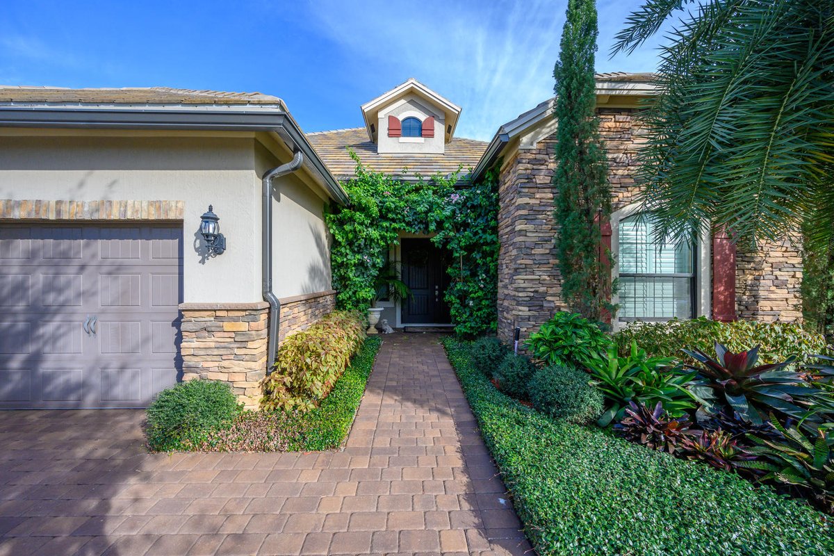 getitdoneforme's tweet image. 4158 Siena Cir Wellington FL 33414 | Custom Lakefront Home for Sale activerain.com/blogsview/5468…