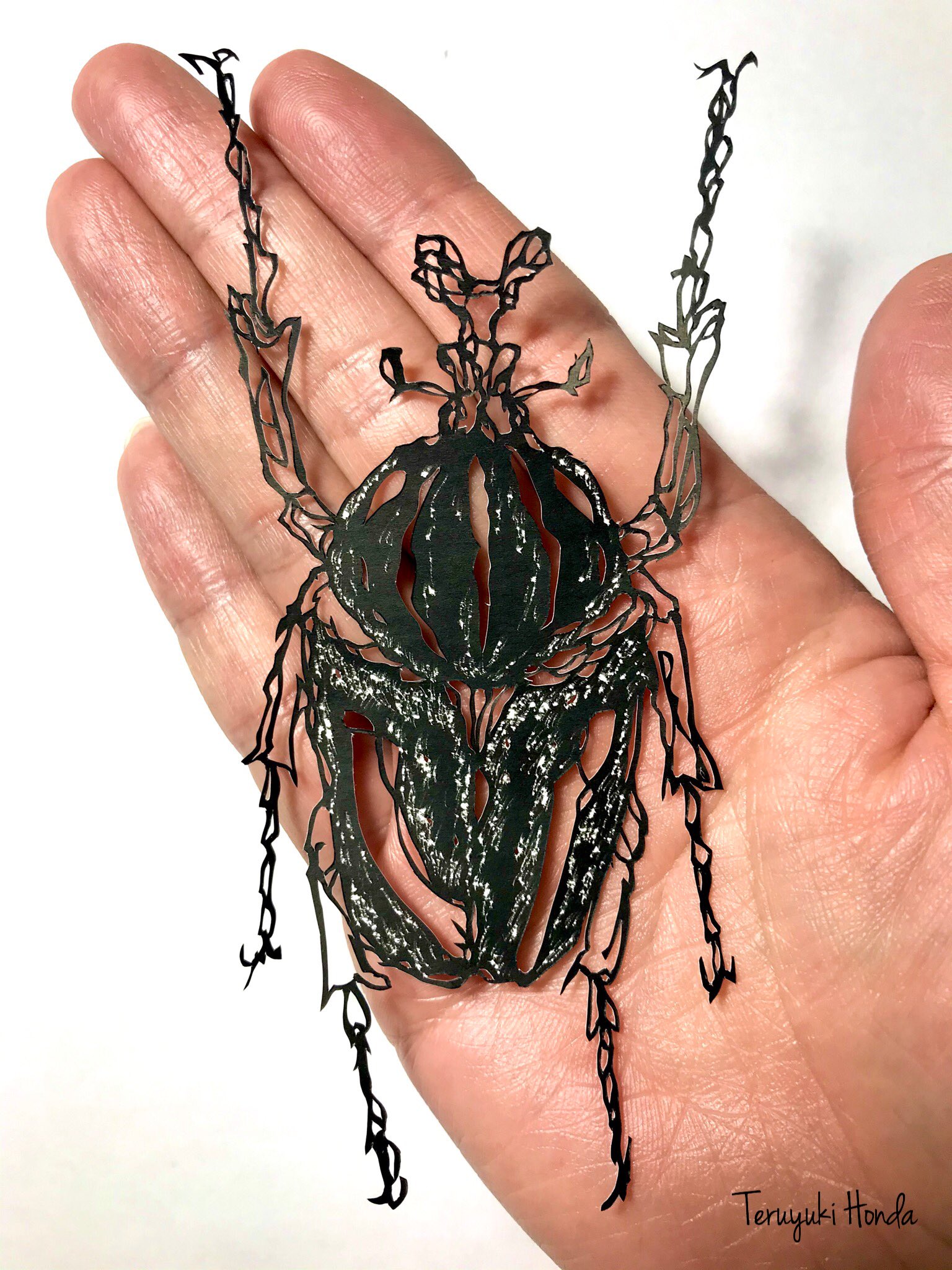 Twitter पर 切り絵作家 Teruyuki Honda 新作 ゴライアスオオツノハナムグリ Goliathus Goliathus 重さ100gに達する世界最重量と言われる昆虫 後翅は褐色で白斑がある 今回は重量感を出す為 紙を面を残しました 白斑はより細かく白色が出るようにカッターを