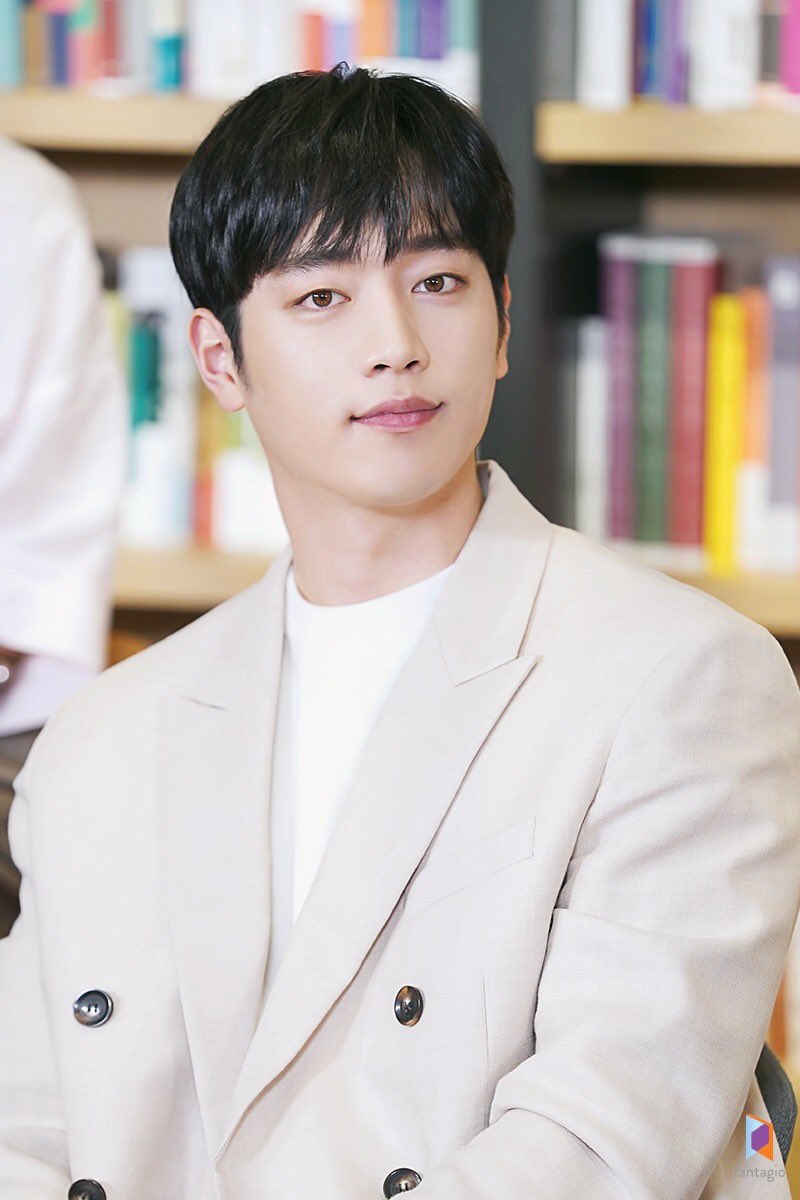 kangjoonintl's tweet photo. [D-7] Seo Kang Joon at “I’ll Find You on a Beautiful Day” press conference https://t.co/gAH1YjPQoF

#서강준 #徐康俊 #ソガンジュン #SeoKangJoon #SeoKangJun #날씨가좋으면찾아가겠어요 #IllFindYouonaBeautifulDay https://t.co/CbrvUTEEOh