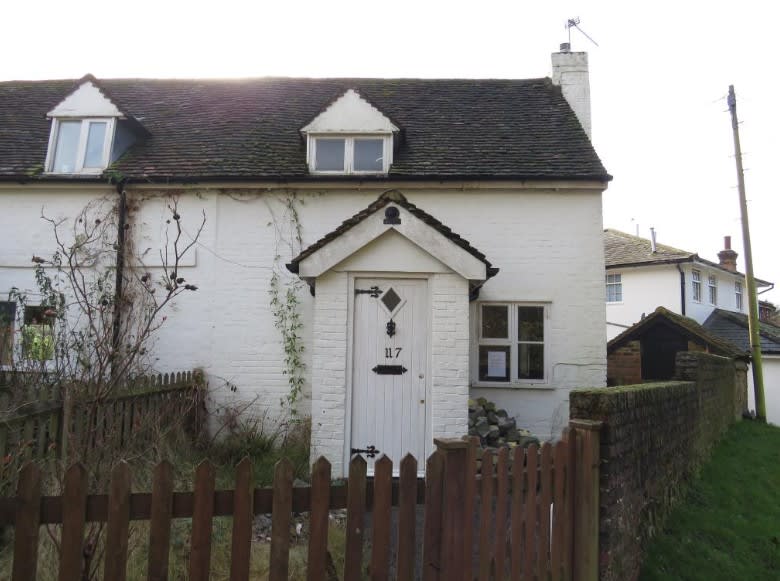 mustbesold's tweet image. **RECENTLY ADDED - FOUNTAIN ROAD, REDHILL, RH1 6QE**

Two bedroom semi-detached house requiring full refurbishment.
CASH BUY ONLY - CHAIN FREE - £225,000

rightmove.co.uk/property-for-s…