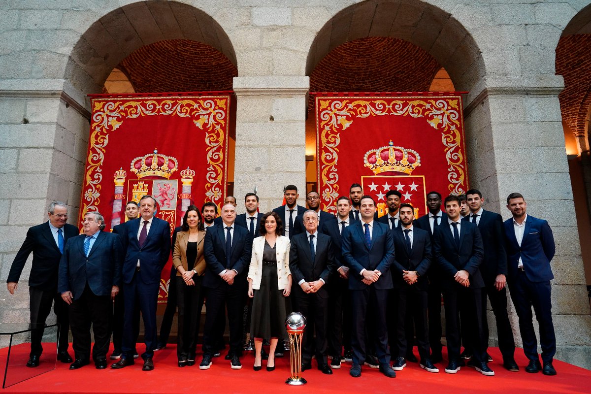 ignacioaguado's tweet photo. Es todo un orgullo como madrileño que un equipo como el @RMBaloncesto haya vuelto a situar el nombre de nuestra región en lo más alto.
¡Enhorabuena por este 28° título de Copa del Rey campeones! 👏🏻
#CAMPEONES28 https://t.co/c3KQrPSX66
