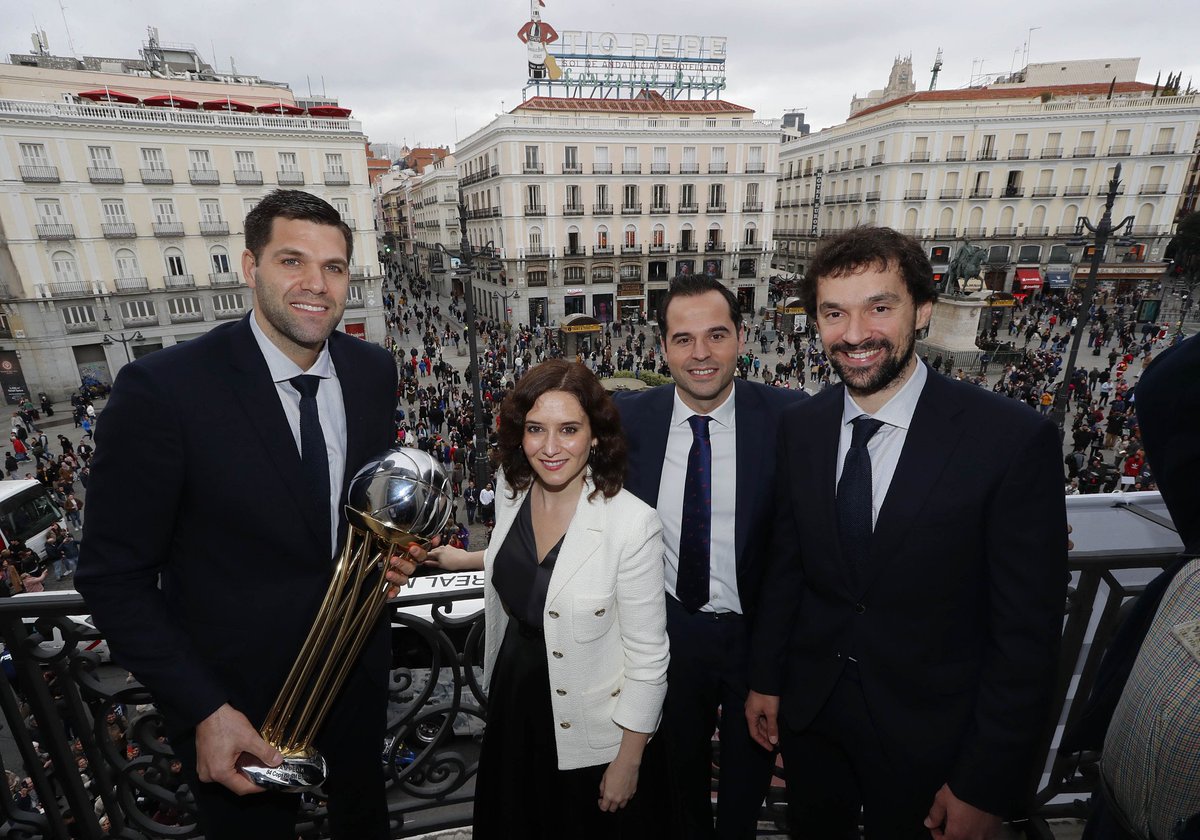 ignacioaguado's tweet photo. Es todo un orgullo como madrileño que un equipo como el @RMBaloncesto haya vuelto a situar el nombre de nuestra región en lo más alto.
¡Enhorabuena por este 28° título de Copa del Rey campeones! 👏🏻
#CAMPEONES28 https://t.co/c3KQrPSX66