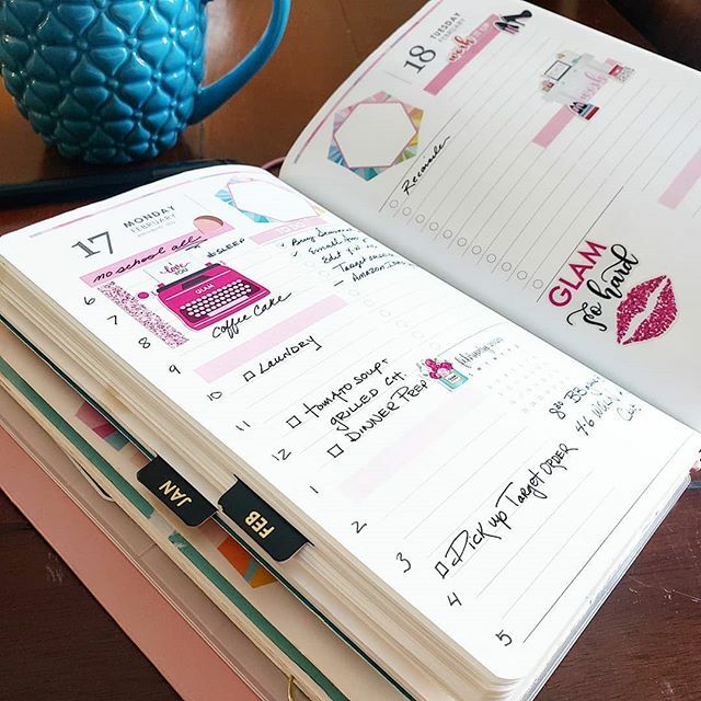krodesigns's tweet photo. A Monday day off?! I'll take it!
.
.
#ecpetiteplanner #erincondren #krodesigns https://t.co/TEBr0RVqRR https://t.co/NdUMZ0MwWs