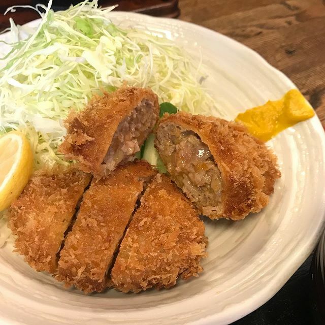 四谷三丁目駅　板垣。ご飯お替りできた見逃した。メンチ、肉が柔らか。下味ついていて口の中でほどけるたまらない仕上がり。メンチ好きは是非。
#四谷三丁目駅 #四谷三丁目駅ランチ #四谷三丁目駅メンチ #メンチ #foodstagram #mincedmeatcutlet #washoku #東京美食 ift.tt/38vGMdH