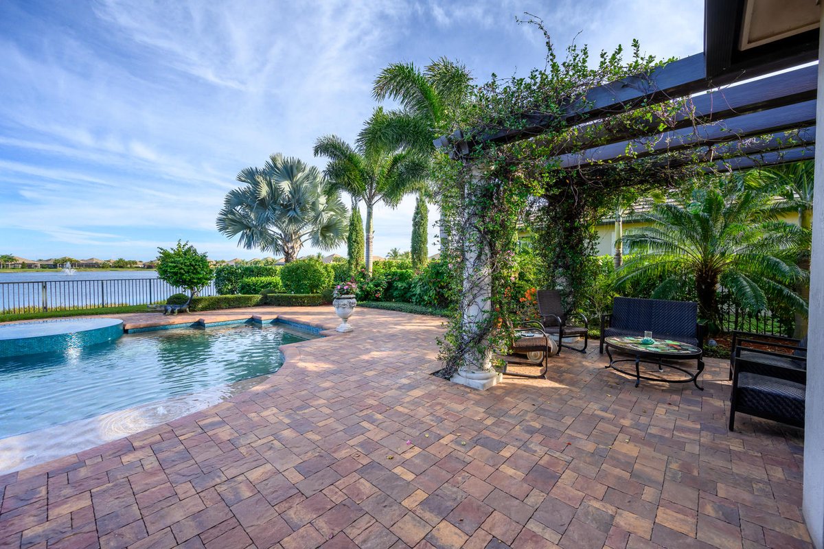 getitdoneforme's tweet image. This Castellina Wellington home offers proximity to the International Polo Club Palm Beach and Palm Beach International Equestrian Center. Visit this link for details. activerain.com/blogsview/5468…