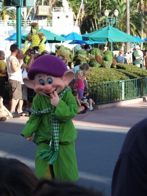 DefunctArchives's tweet image. There were always so many characters that could be found during the Hollywood Holly-day parade! Here’s a great image of Dopey from 2005. This picture was submitted to the Defunctland Archives and placed in the Public Domain by its creator.