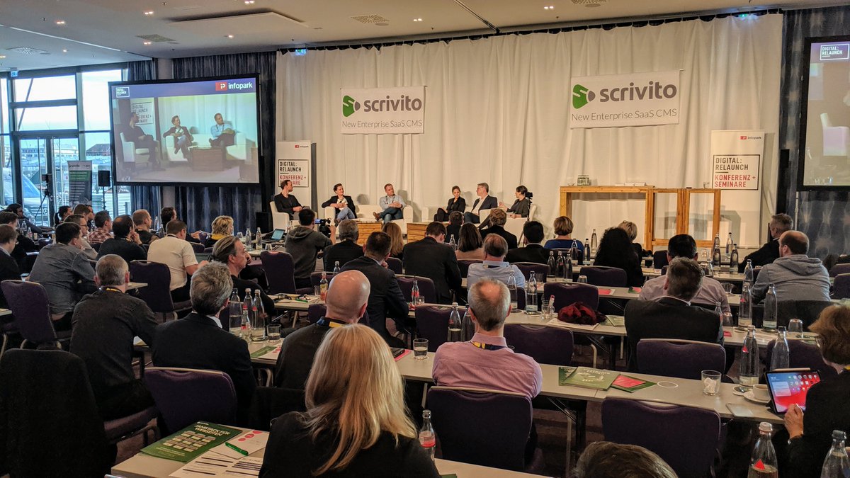 Volles Haus bei der Podiumsdiskussion mit @_PeterJaeger (<a href="/Dropbox/">Dropbox</a>), Carolin Vogt (Concordia), <a href="/martinavH/">Martina</a> (@ipotentials), <a href="/koehlerjoachimf/">Joachim Köhler</a> (<a href="/OpenspaceBerlin/">#openspace</a>), <a href="/alextsteffen/">Alex T. Steffen</a> und <a href="/geralbine/">Geraldine@mastodon.social</a>! #DigitalRelaunch