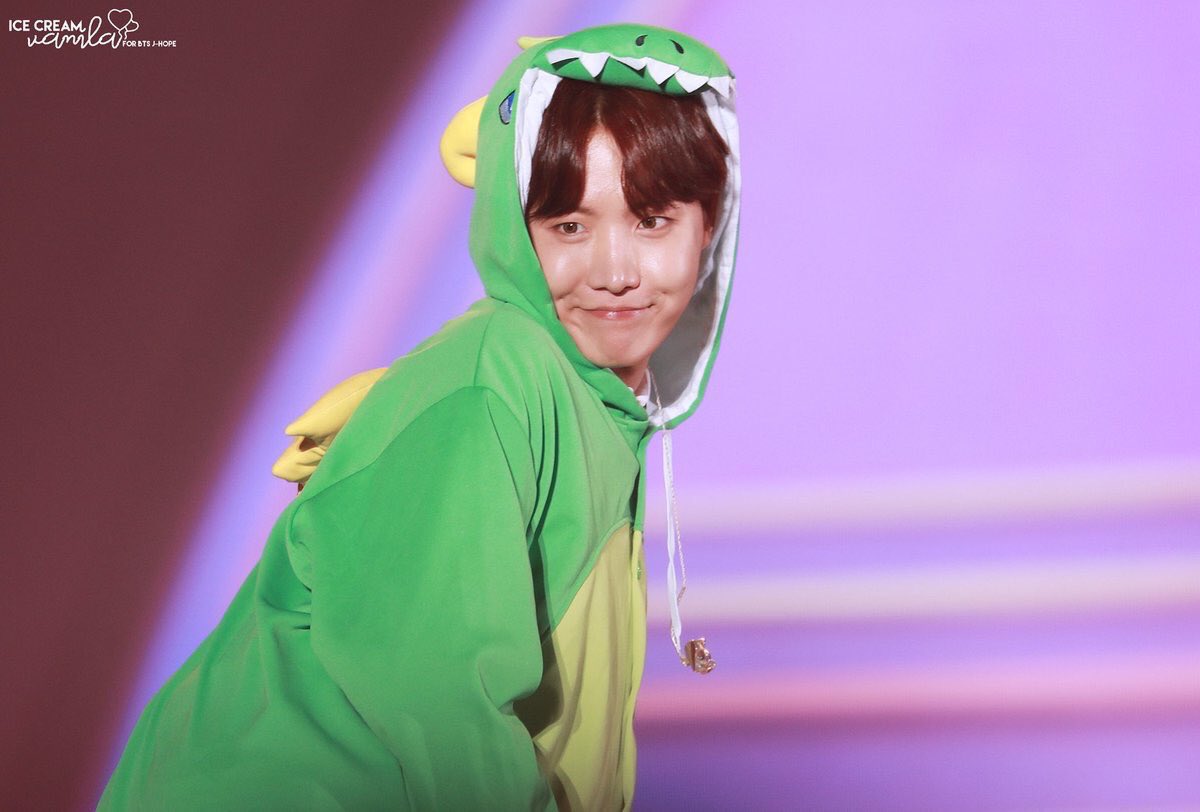 bts_vkookjim's tweet photo. 何年経っても変わらない笑顔と希望に満ちた明るさを、これからも無理なくホソクオッパらしく持ち続けられますように😌💜
生まれてきてくれてありがとう🦄🌙

생일 축하해요🎉

#HappyJHOPEday 
#HappyHoseokDay https://t.co/mwEM1i4Bey