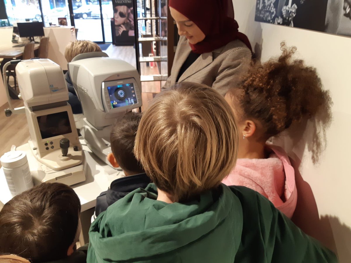 Kinderen uit Delfshaven kijken hun ogen uit bij De Optiek op Vuurplaat in Rotterdam 🤓 #onderwijs
