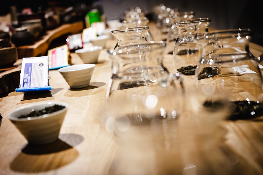 TeaByPeter's tweet photo. Tasting of Taiwanese Oolongs in @KlasekTea tea shop, Prague. From almost green tea delicacies to heavy baked tea gems. A fine evening tea session. 🌃 Part 1️⃣. 📸🍵🤩👌⁣
#klasektea #teatasting #teatime #oolong #taiwanesetea #teageek #teaphotos #praguetea #teabypeter https://t.co/WF3D80OVQJ