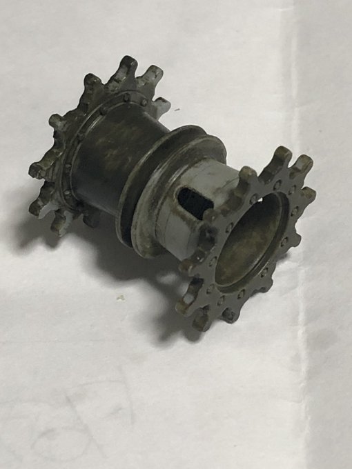 塗装間近に起動輪をひとつ無くしてすっかりやる気を無くしたM48。しかしトムがダメでも我々にはディックとハリーがあるっていう事で、他の作りかけを再開しよう。IDFがマガフで新型起動輪とか採用してくれれば不要パーツになって積みから流用出来たのに。 