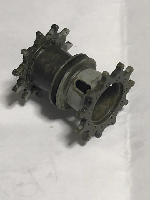 塗装間近に起動輪をひとつ無くしてすっかりやる気を無くしたM48。しかしトムがダメでも我々にはディックとハリーがあるっていう事で、他の作りかけを再開しよう。IDFがマガフで新型起動輪とか採用してくれれば不要パーツになって積みから流用出来たのに。 