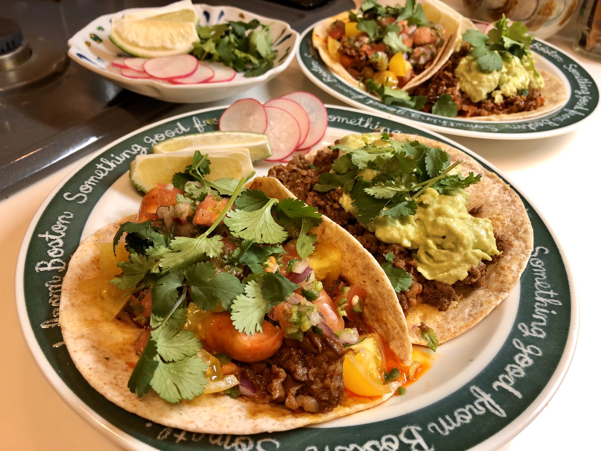 おりえ 今夜はメキシコ料理 タコスがメイン あっちではライムとラディッシュを添えるのが一般的というのも今日知った タコミート ワカモレ チリコンカンを主軸にサルサを添える サルサは今日はサルサメヒカーナ ワカモレ 夫がピザより好きかも