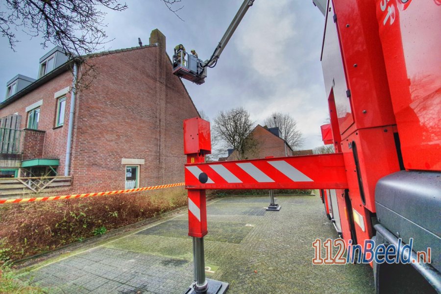 Bliksem slaat in schoorsteen van woning in #Leusden. 112 in Beeld.
