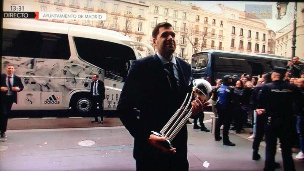 Xloganlobeznox2's tweet photo. El Campeón en el Ayuntamiento & Comunidad de Madrid
@RMBaloncesto #Campeones28 #HalaMadrid 🏀 🙌 https://t.co/idndRWZJm0