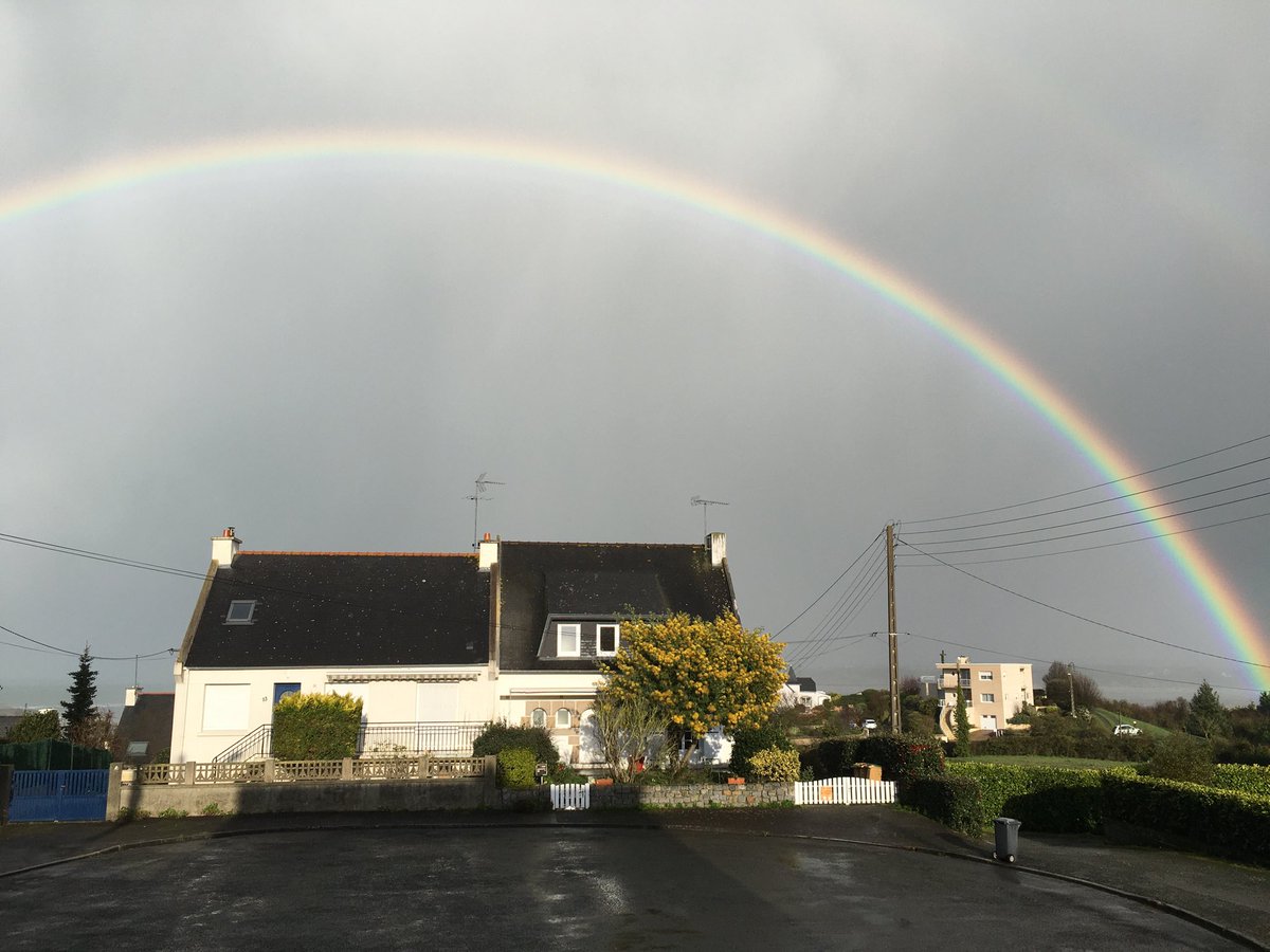 bertrandrault's tweet photo. On adore ces ciels bretons : quasiment un arc-en-ciel à chaque grain👍😃 #Bretagne #saintbrieuc https://t.co/dNiuuDEeAm