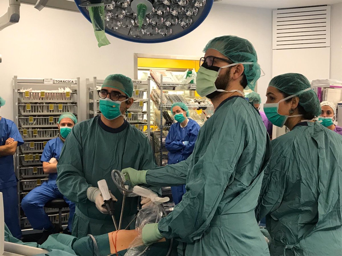 FAscanioGosling's tweet photo. Assisting @dgonzalezrivas in two interesting cases in the Masterclass in #Uniportal VATS at @vallhebron. @ThoracicSurgHVH https://t.co/GOHmd3blBv