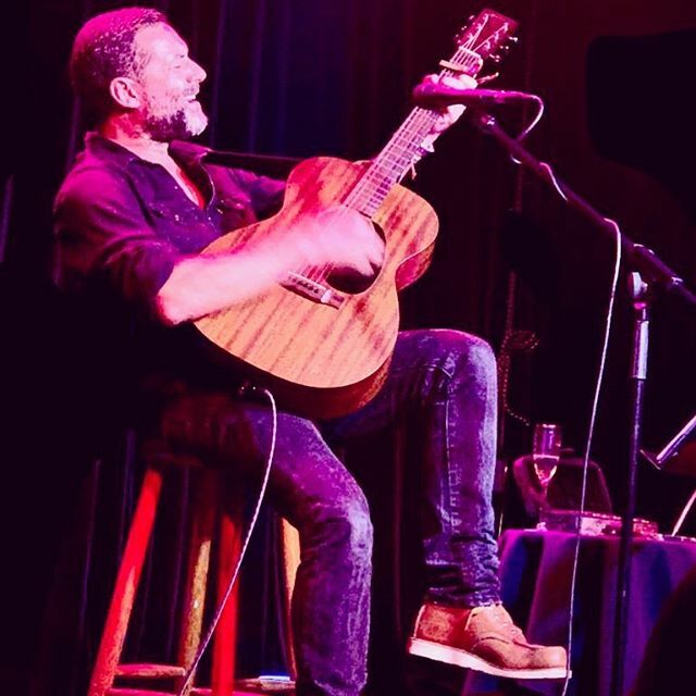 Cuando los zapatos hacen juego con la guitarra. 📸 @carolinacerezuela 
#palma#lamovidacafeconcierto #cantautor #canciones#martin00015m #redwing #madrid#nashville#todoslosdias ift.tt/328zz0L