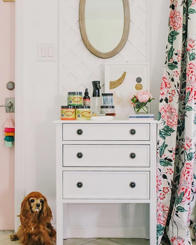 athomewithashle's tweet photo. 🚨#GIVEAWAY 🚨 $200 VALUE!⁠⠀
⁠⠀
I've been painting like crazy over here and so I wanted to giveaway my FAVORITE Chalk Paint items! White Lightning cleaner, Slick Stick primer, Mister, 3 colors of paint (you choose!), Angled Chalk Paint Brush, Appli… https://t.co/Zzrisp7ynA https://t.co/qDO5jgwRLs