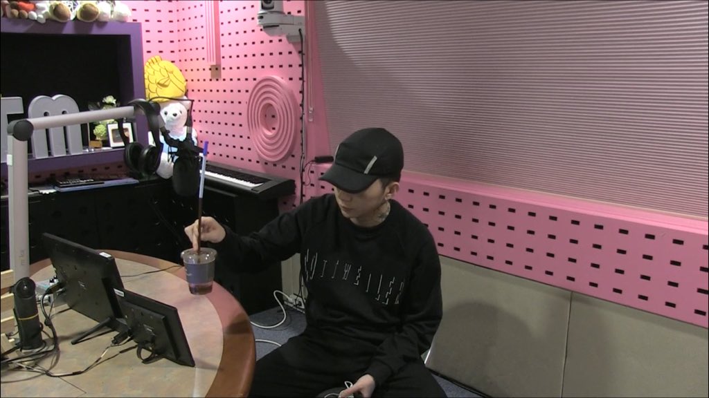 BlAcK_in_out_'s tweet photo. 우원재. . 알기 힘든사람이야. . 팬을 갑자기 컵에 꽃고. . 빨대로 컵들어올리기 차력쇼를 보여주며 오늘 보라를 끝낸 사람. . 뭐지 진짜 https://t.co/tveMay7NIW