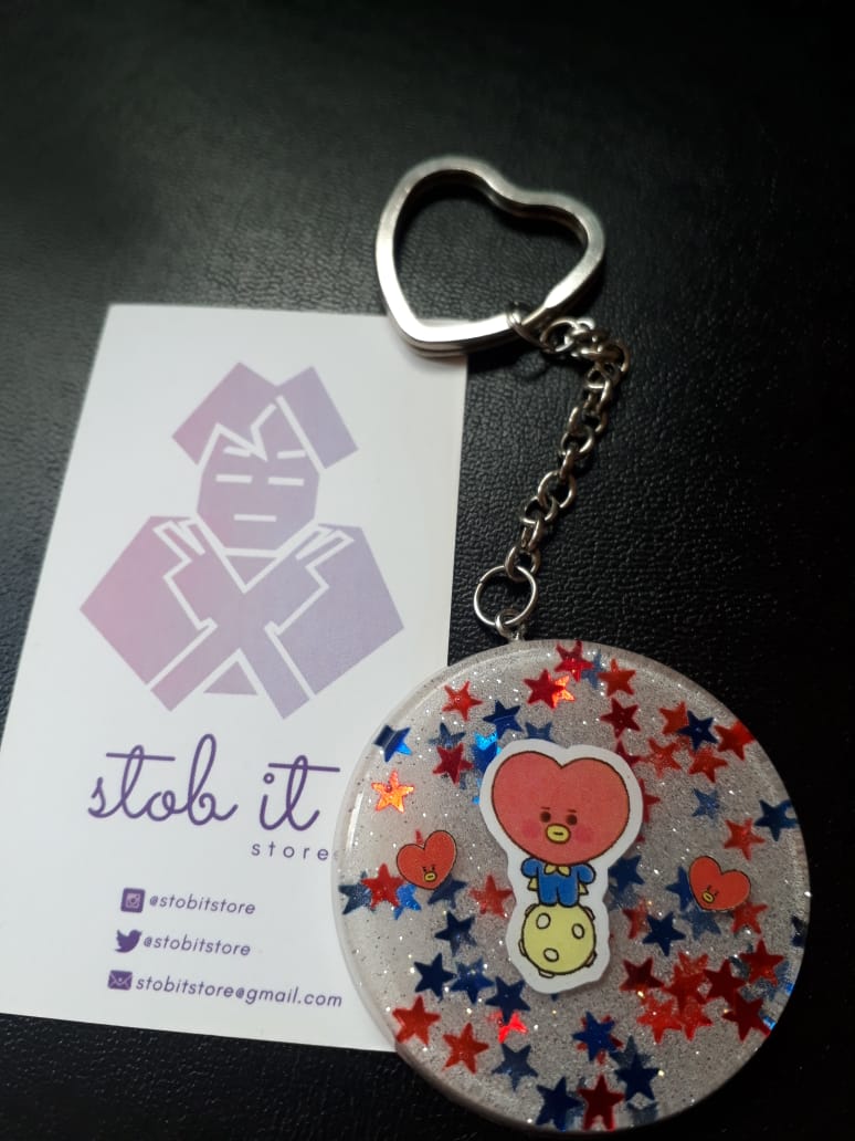 stobitstore's tweet photo. Novidade de produto na nossa lojinha💜💜
Estamos fazendo chaveiros de resina, vendemos unitário e também combos de chaveiros!!
Valores e reservas via DM!! https://t.co/pGT770xKsF