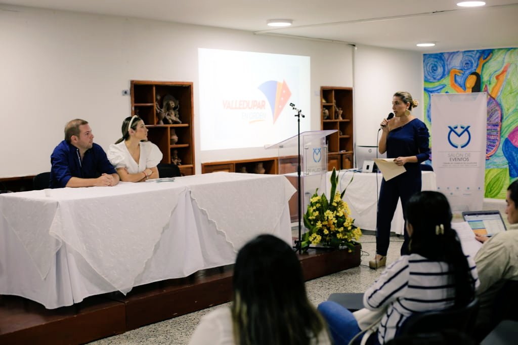SiturCesar's tweet photo. Trabajo en equipo 🤝✅

Con pie derecho inician las mesas de trabajo entre la oficina de turismo de @AlcaldiaVpar y los Prestadores de Servicios Turístico - PST de Valledupar, en la Cámara de Comercio de Valledupar https://t.co/qSrl0szCr9
