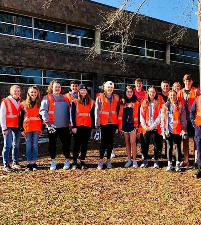bcsdschools's tweet photo. Highway cleanup: On Saturday, February 8, Stratford High School had several students participate in the 'Winter Pick-Up' on Crowfield Boulevard. They collected about 9 bags of trash! #stratford #stratfordhigh #stratfordhighknights #highwaycleanup #teamwork #saturdaycleanup #… https://t.co/6dmFILFrxR