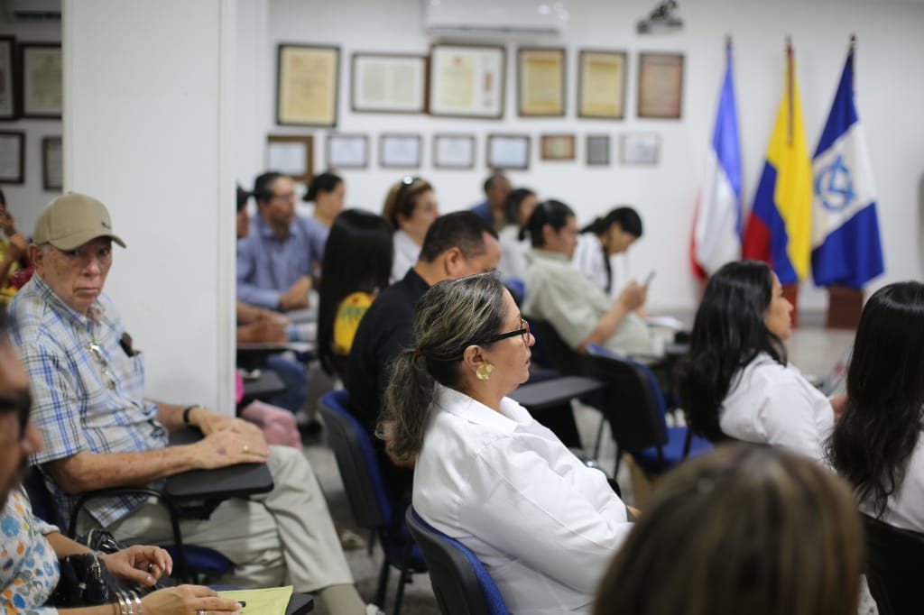 SiturCesar's tweet photo. Trabajo en equipo 🤝✅

Con pie derecho inician las mesas de trabajo entre la oficina de turismo de @AlcaldiaVpar y los Prestadores de Servicios Turístico - PST de Valledupar, en la Cámara de Comercio de Valledupar https://t.co/qSrl0szCr9