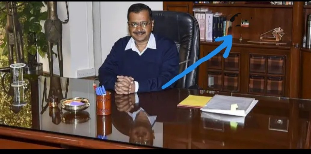 Arjunsinghmokni's tweet photo. केजरीवाल जी  को सत्ता का बुखार इतना चढ गया है इसलिए तिरंगे को भी उलटा सीधा नहीं दीख रहा है ध्यान दो केजरीवाल जी ।
@ArvindKejriwal
@AamAadmiParty
@BJP4Delhi 
@BJP4India 
@ManojTiwariMP 
@VijayGoelBJP https://t.co/4NFCG6mSmc
