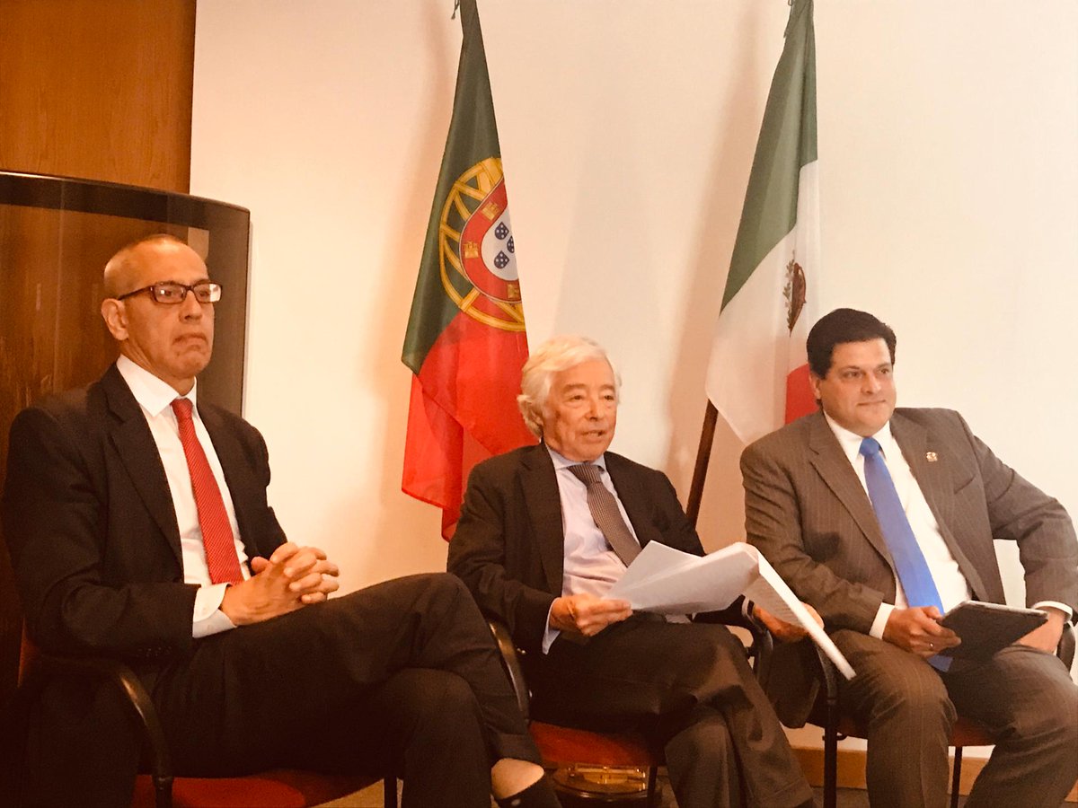 EmbaMexPor's tweet photo. El Embajador Hermann Aschentrupp presentó el plan nacional de infraestructura a más de 40 empresarios lusos en el marco de una sesión de trabajo organizada por la Cámara de Comercio e Industria Luso Mexicana.

#CCILM #DiplomaciaEconomica #MexicoEnPortugal https://t.co/iiMKtEI33i